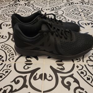 Black Nike trainer sz9